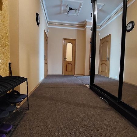 Двокімнатні Апартаменти У Центрі ルーツィク エクステリア 写真